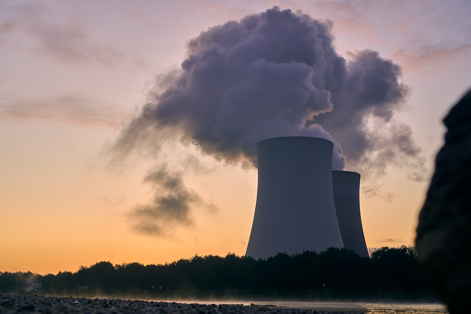 Zalety energetyki jądrowej: Dlaczego warto się nią zainteresować?