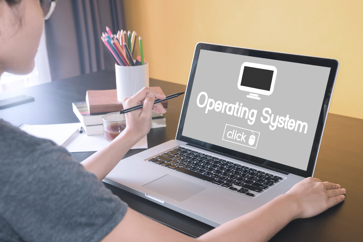 Jaka usługa umożliwia zdalną instalację systemu operacyjnego w prosty sposób?